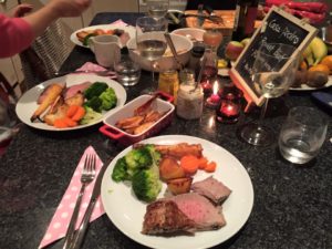 イギリスでは、ローストビーフを旦那が日曜日に手作りする風習があります。